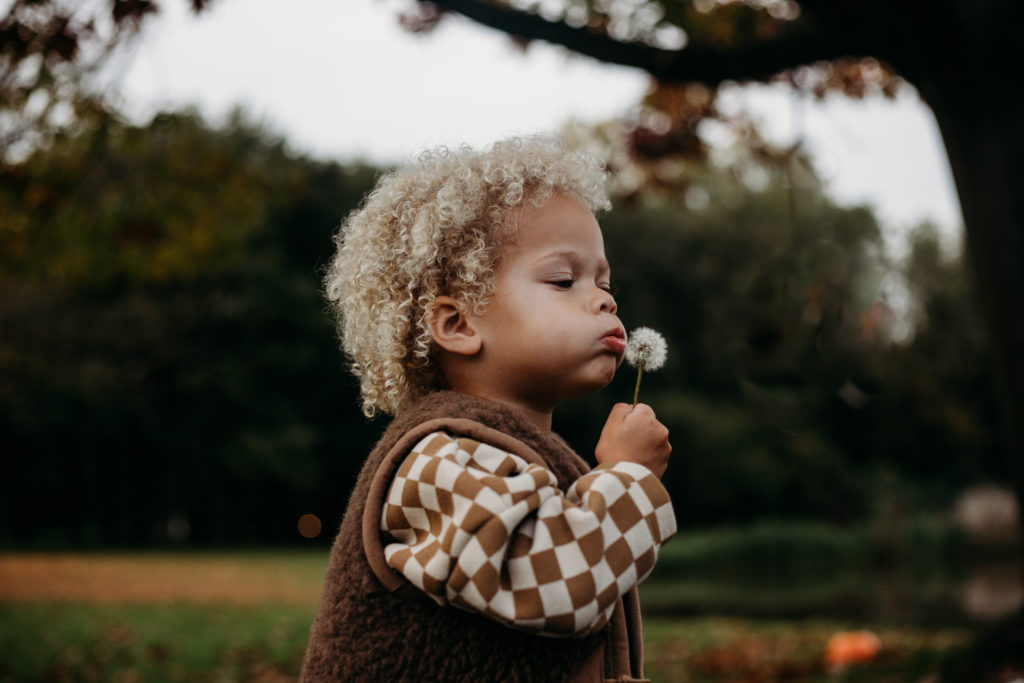 meisje speelt buiten tijdens fotoshoot gezin kind Utrecht nieuwegein