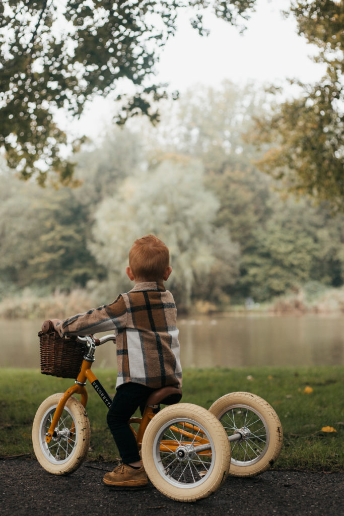 jongen buiten op fiets tijdens gezin shoot Utrecht nieuwegein herfst buiten