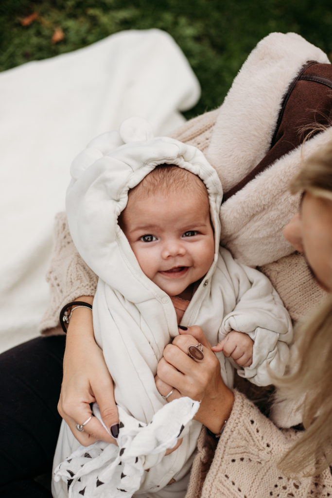 newborn buiten tijdens fotoshoot gezin kind Utrecht nieuwegein